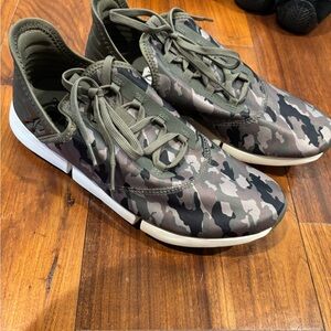 Women’s Reebok DMX air camo sneakers- like new